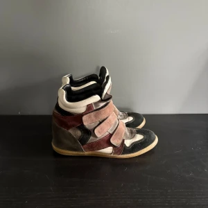 Isabel marant skor - Riktigt snygga Isabel marant skor i storlek 39, välanvända och kommer med defekter men o slitage. 