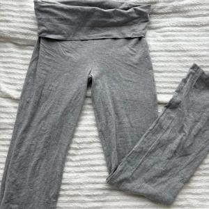 Lågmidjade Yoga byxor från Gina Tricot - Lågmidjade yoga byxor från Gina Tricot med bred, låg midja och bootcut ben. (Har en väldigt liten defekt så priset kan absolut diskuteras)