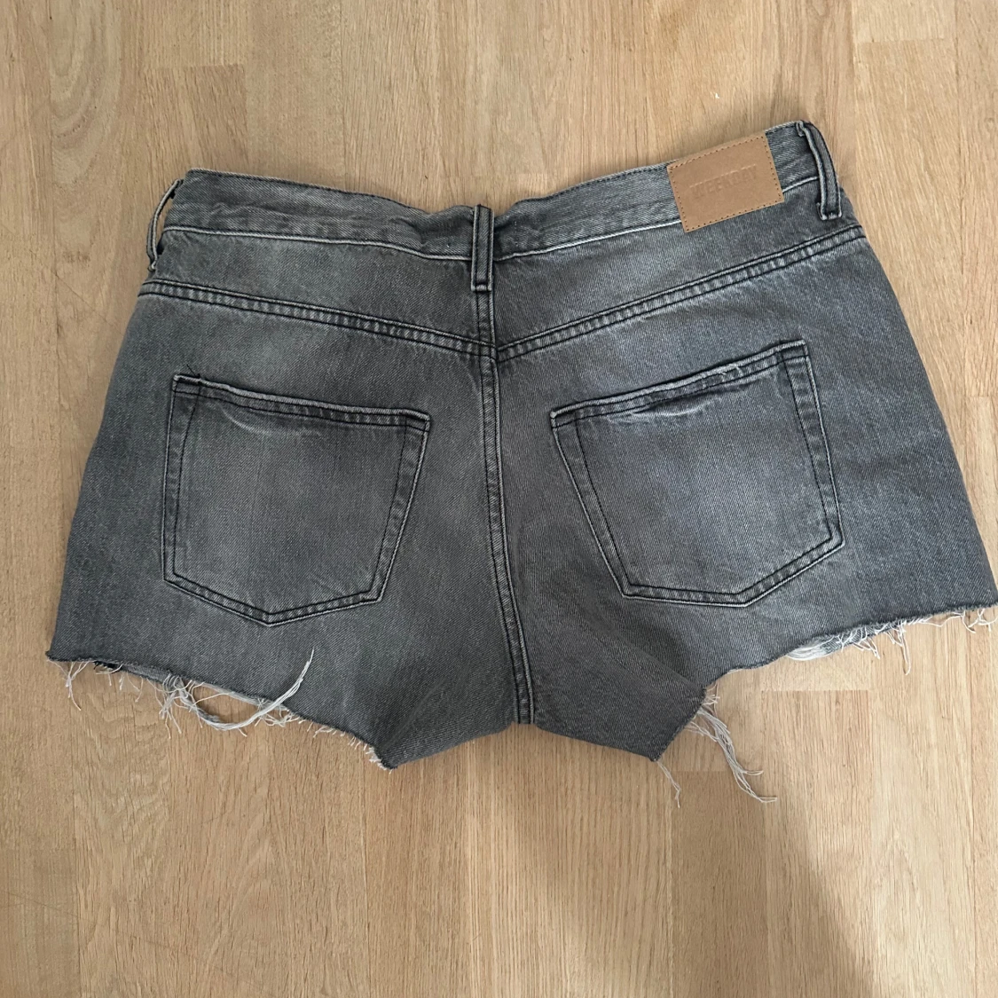 Grå slitna jeansshorts från Weekday - 1