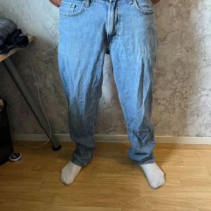 Ljusblå jeans från Vaillent, loose fit - Säljer ett par ljusblå jeans från Vaillent i storlek S. De har en loose fit med raka ben och klassisk femficksdesign. Jeansen är tillverkade i bomull och har en snygg vintagekänsla med normal midja. Perfekta för en avslappnad och trendig look. Pris ej hugget i sten vid snabb affär. hör av dig vid minsta fundering!