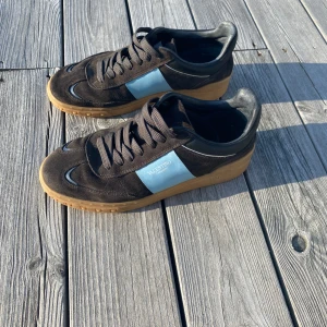 Valentino upvillage - Säljer ett par Valentino upvillage i mycket bra skick, skorna är storlek 42. Box och dustbags medföljer, skriv vid minsta fundering kan gå ner i pris vid snabb affär. 