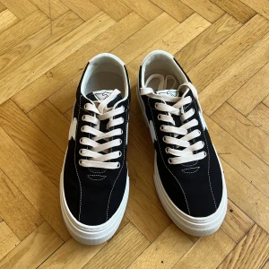 Svarta sneakers med vit sula - Säljer mina Stepney workers i nyskick( helt oanvända) storlek 42  kvitto finns 