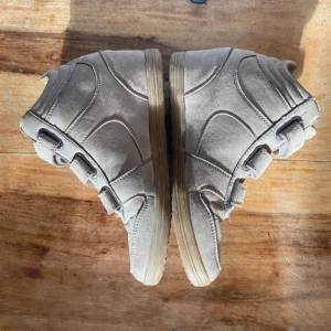 Beige mocka sneakers med kardborre - ‼️KÖP NU FÖR GRATIS FRAKT‼️