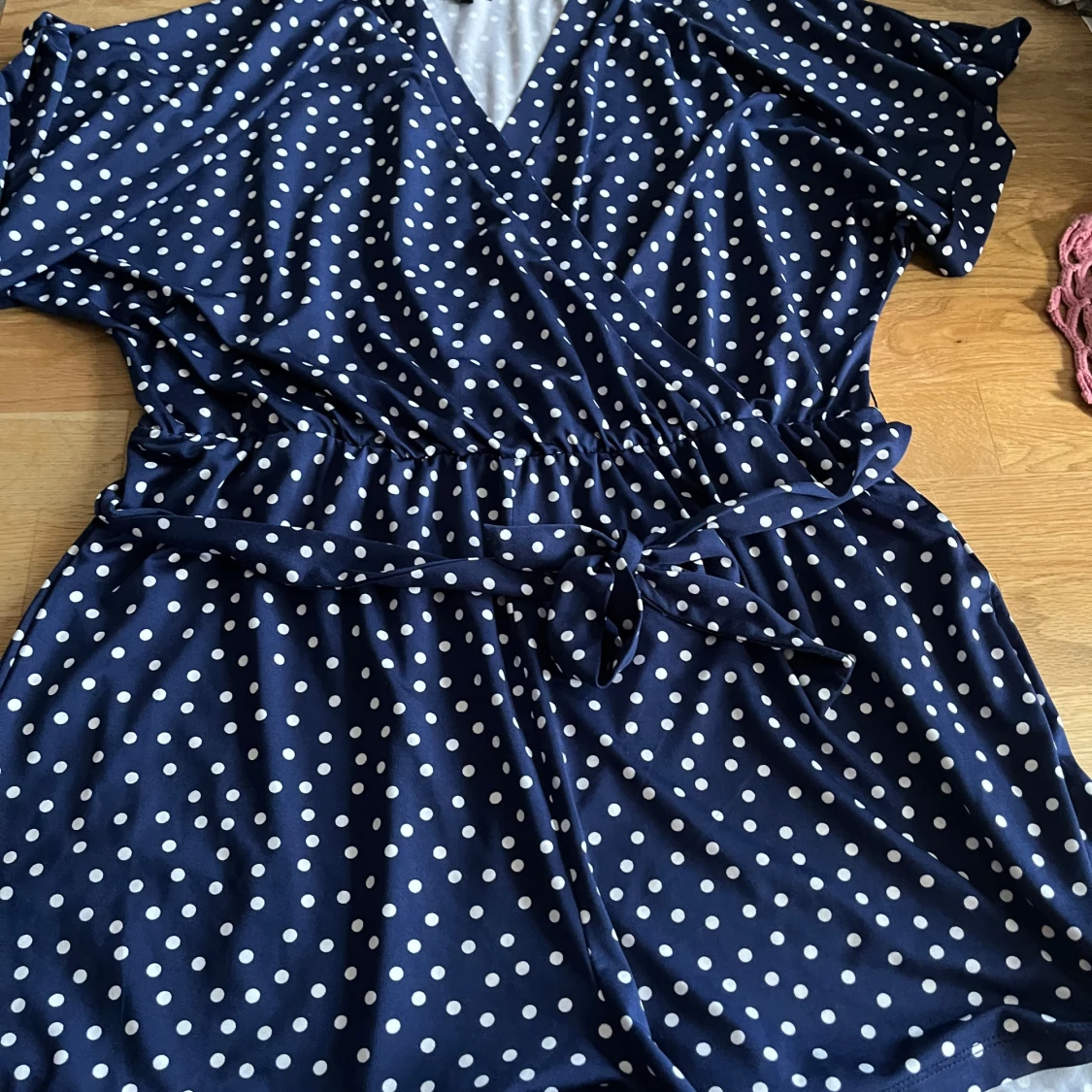 Mörkblå prickig Jumpsuit shorts Bubbleroom