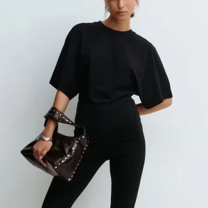 Svart topp med vida ärmar  - Säljer denna svarta tshirt från Gina tricot i storlek S. Har bara använt vid ett tillfälle. Nypris 259kr