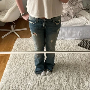 Slitna jeans från Chip Pepper - sjukt snygga jeans från chip pepper, dom säljs pga att de inte passar som önskat. Bara att höra av sig vid frågor🙏🏻❤️(bilderna är lånade) 