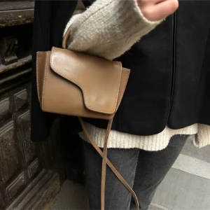 Beige axelväska i skinn med handtag - Super fin ATP väska i fint skick. Väl använd❤️