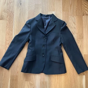 Kavaj - Otroligt fin kavaj / blazer i fint skick. Passar både till vardags och festliga tillfällen. Står inget märke / storlek, men skulle säga den passar XS/S. 🌸