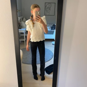 Svarta jeans med fickor där bak  - Säljer nu mina svarta jeans från gina Young då dom är för små. Jeansen är  i bra skick och har inte använts så många gånger 😊 jeansen är i storlek 152 men funkar bra som XXS.