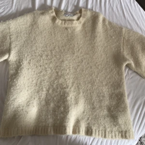 Oversized ljusbeige stickad tröja NAKD - Supermjuk och oversized stickad tröja från NA-KD i ljusbeige. Knappt använd 😇😇