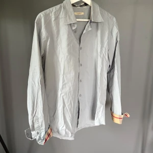 Burberry skjorta - Riktigt snygg burberry skjorta i bra skick utan märkvärdiga defekter. storlek L