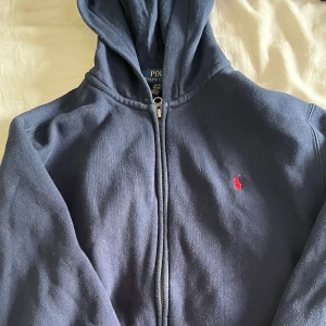 Ralph lauren kofta - Marinblå Ralph lauren kofta i storlek 170.