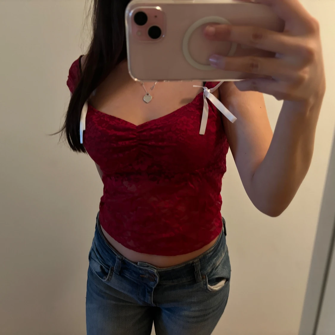 Vinröd spetsig croppad topp med rosetter - 1