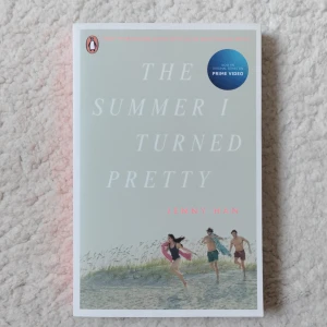 The Summer I Turned Pretty - En somrig och lättläst bok om vänskap, familj och känslor. Perfekt för dig som gillar strandliv, romantik och att följa karaktärer genom minnesvärda somrar. Serien har även blivit en populär Prime Video-serie. Första boken i bokserien. Aldrig använd, i nytt skick