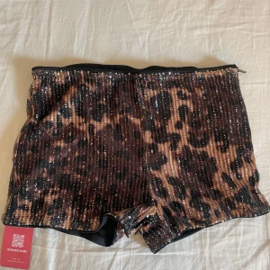 Leopardmönstrade paljettshorts - Glittriga shorts från Shein med leopardmönster och paljetter över hela tyget. Storlek M men små i storleken så passar mer S