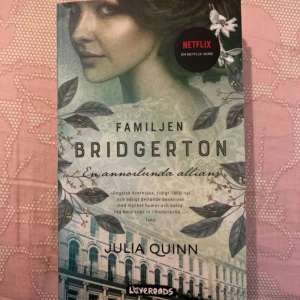 Familjen Bridgerton: En annorlunda allians - Första delen i den populära Bridgerton-serien! Följ Daphne och Simon i 1800-talets England, där kärlek, intriger och humor blandas i överklassens värld. Perfekt för dig som gillar romantik och Netflix-serien Bridgerton.