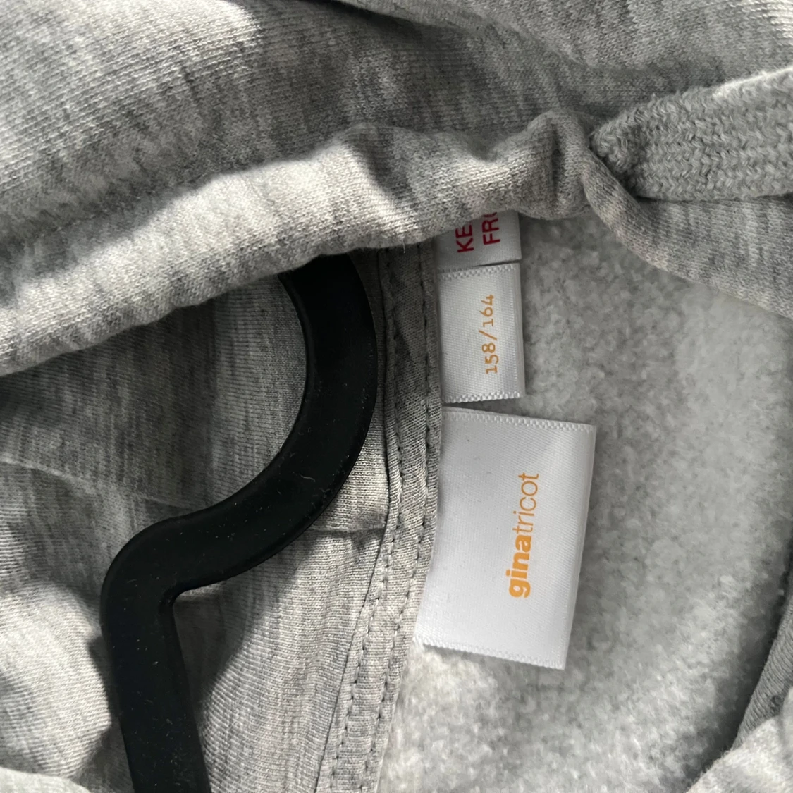 Grå hoodie från Gina Tricot - 1