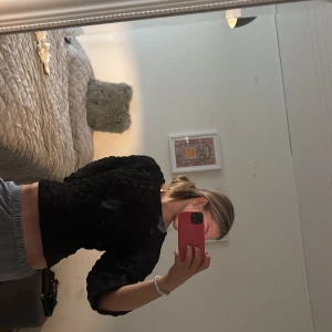 Svart blus från Carin Wester - Supersnygg svart blus från Carin Wester med unik quiltad struktur och trekvartsärm. Blusen har en lätt croppad passform och stängs med små knappar i nacken. Perfekt för dig som vill sticka ut med en cool och stilren look. Så så snygg. Pris kan diskuteras 