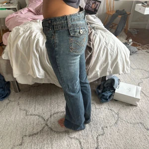 Flared/bootcut jeans - så fina fickor och jättesköna. bra i längd på mig som är 174, passar även kortare o längre. säljer då dom är förstora. 