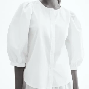 Blus H&M - Vit blus från hm! Såå lätt att styla med och så skön! 