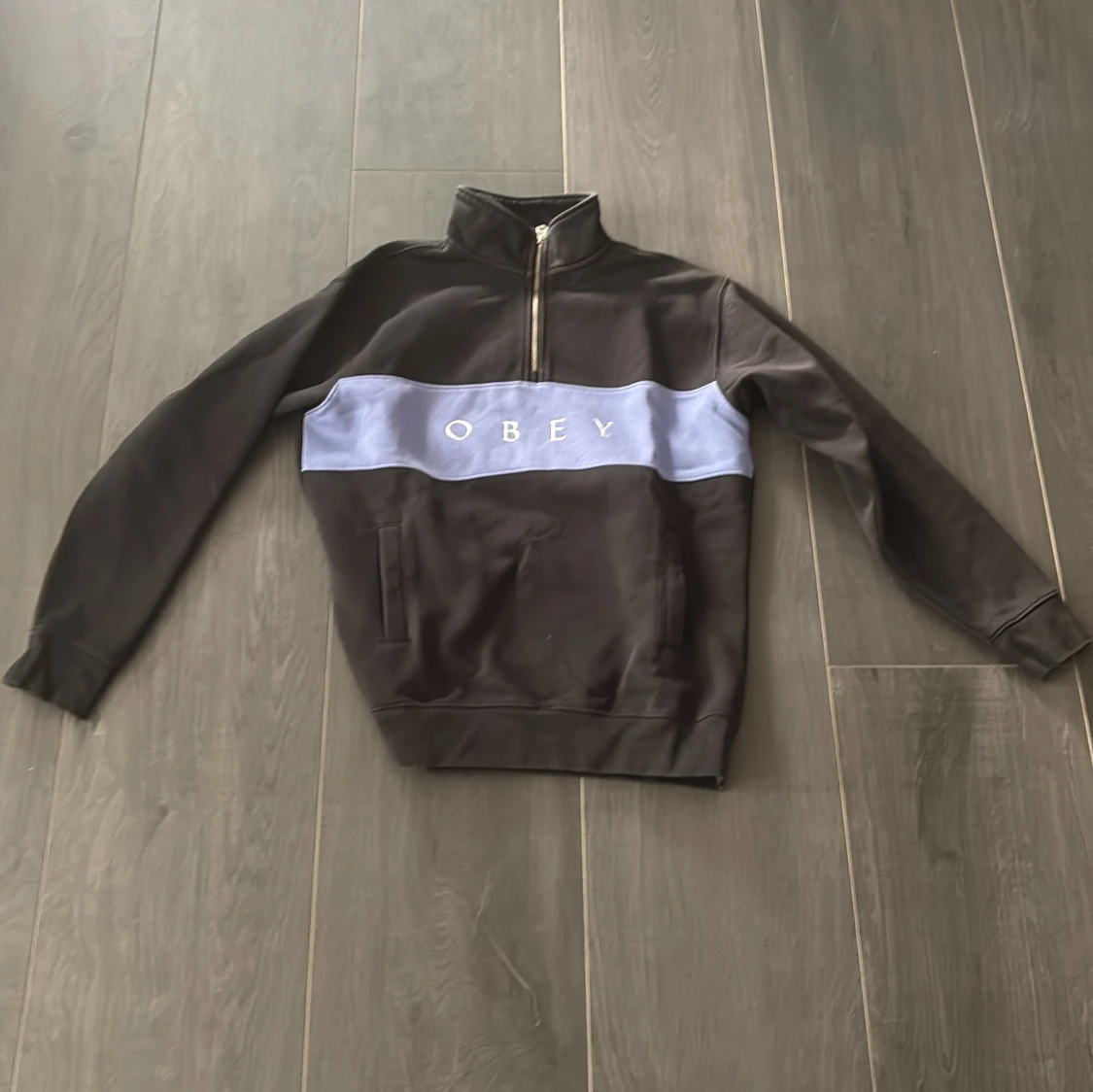 Svart half zip tröja från Obey