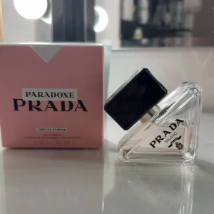 Prada Paradoxe Virtual Flower 30ml - Prada Paradoxe Virtual Flower Eau de Parfum i 30 ml flaska.                 Använd fåtal gånger.                           Nypris: 745 