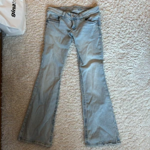 Ljusblå bootcut jeans från Gina Tricot - Säljer ett par ljusblå bootcut jeans från Gina Tricot, modell Perfect Jeans. Jeansen är helt oanvända men saknar lapp med storlek men dom är i storlek S!