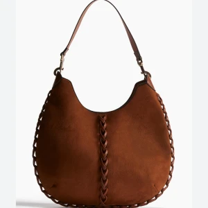 Brun axelväska i mocka med flätad detalj - Snygg brun axelväska i mocka med flätad läderdetaljer. Ny men kommer inte till användning!