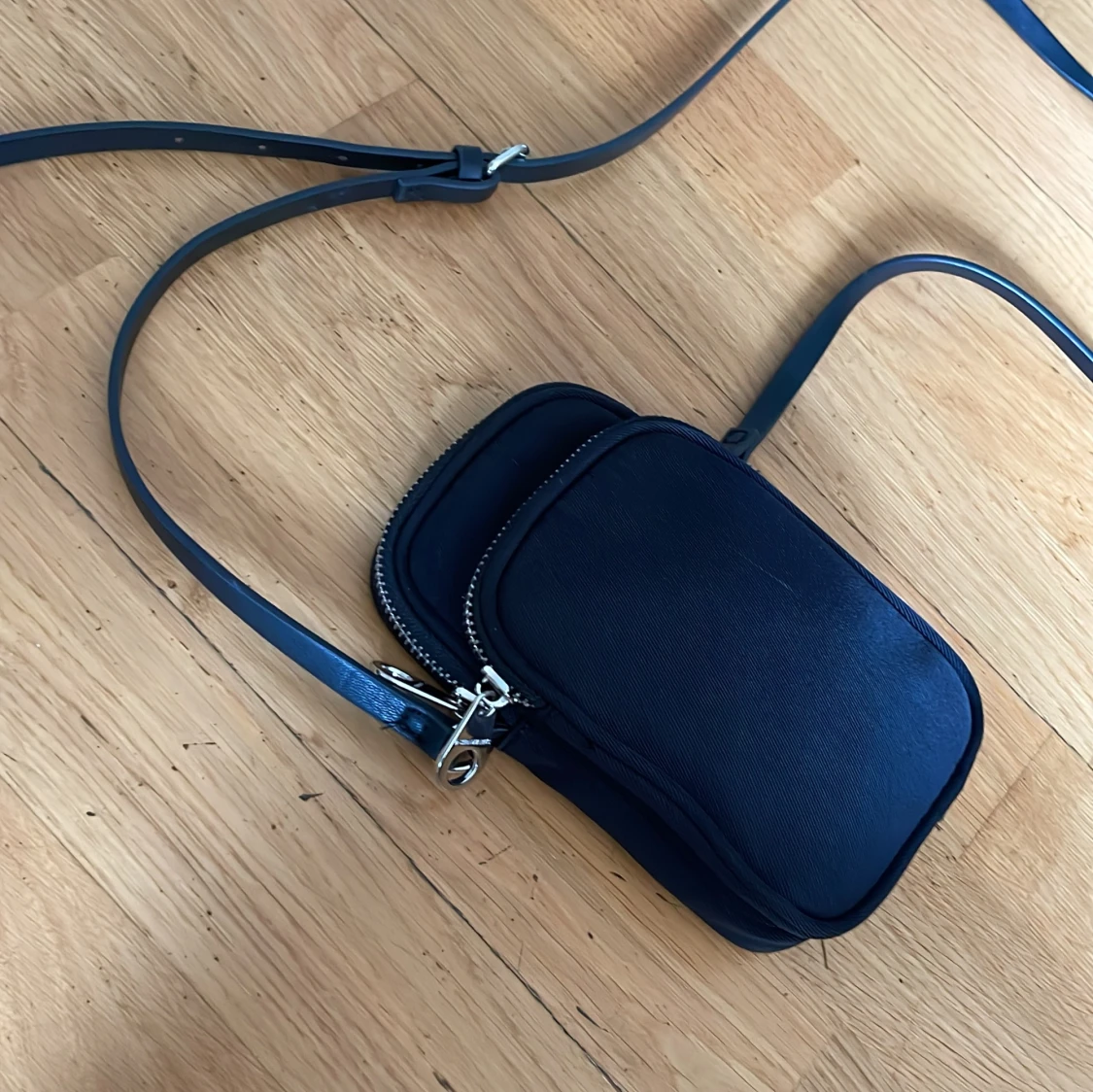 Svart liten axelväska från Stradivarius