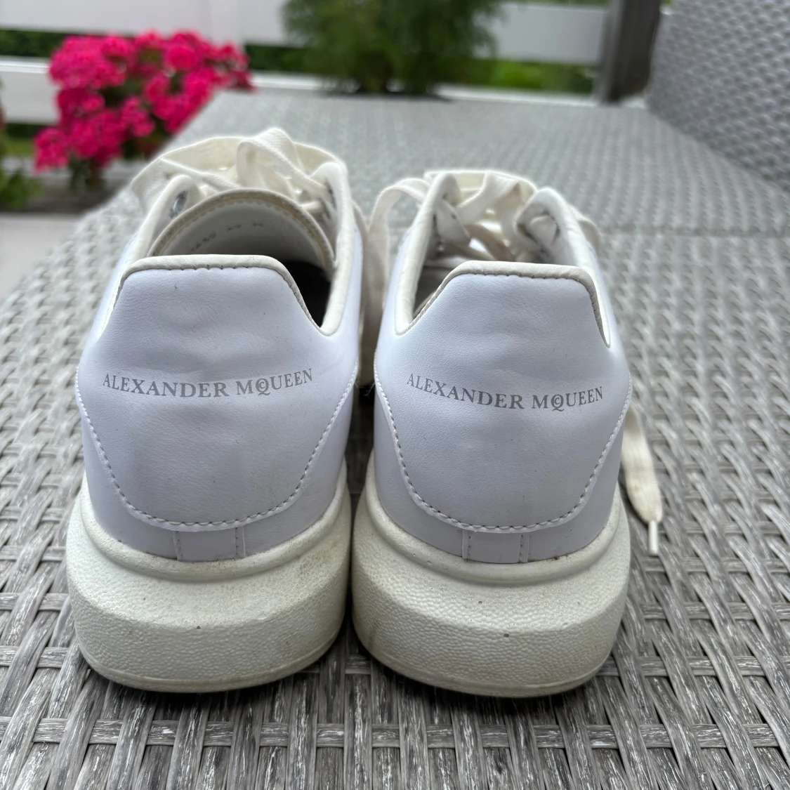 Vita sneakers från Alexander McQueen - 1