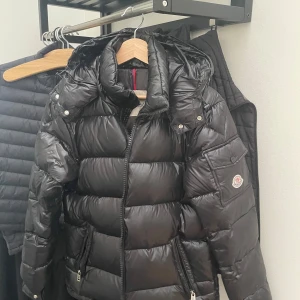 Svart Moncler Maya jacka - Hej säljer nu en moncler Maya jacka i jätte bra skick använd en vinter inga hål och märken påse och lappen man fick när man köpta jackan finns också. Storlek 1 vill ni ha fler bilder eller om ni har någon fråga är det bara att skriva! PRISET KAN DISKUTERAS 