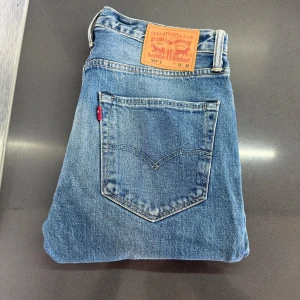 Levi’s 501 Jeans Blå W31 L32 - Sjukt fina ljusblåa Levi’s 501 jeans i storlek W31/L32. Mått - Midja: 40,5cm, Benlängd: 97cm. Modellen är 184cm & 63kg. Hör av dig vid funderingar!🤩