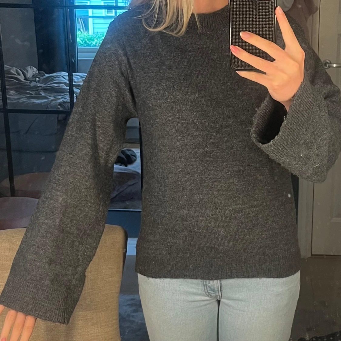 Mörkgrå stickad tröja med knappar