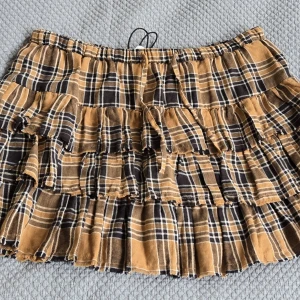 Vintage kjol - En vintage look kjol från Bershka! Perfekt nu till hösten! Rory gilmore vibes! Kjolen är av stretchigt och skönt material! En snygg volang kjol! Aldrig använd! Kjolen har dessutom inbyggda shorts! Den är snygg när den är stylade! Skriv gärna om du har några frågor eller är intresserad!!🍁 pris kan alltid diskuteras! 