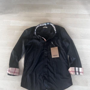 Burberry skjorta  - Hej säljer min oanvända burberry skjorta skriv om du är intresserad eller behöver fler bilder. Passar S