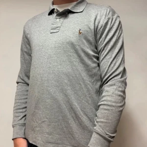 Ralph Lauren långärmad piké - Säljer en otroligt fet Ralph Lauren långärmad piké🌟| Nypriset ligger på runt 1600kr| Jag säljer för endast 329kr| Storlek: S | Skick: Fantastiskt! |                                                          Hör av er vid funderingar eller liknande!🌟🔥|