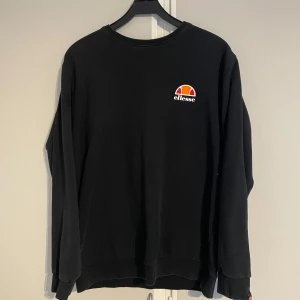 Svart sweatshirt från ellesse  - Tjena säljer nu denna svarta sweatshirten i storlek medium tröjan är i väldigt bra skick och har inga tecken på användning skriv för frågor eller annat priset går självklart att diskutera 