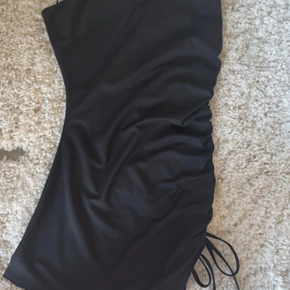 Svart axelbandslös kortklänning - 4