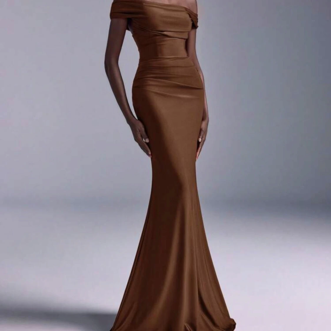 Brun offshoulder långklänning