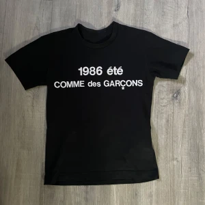 Comme des Garçons t-shirt - Riktigt fet svart t-shirt från Comme des Garçons. Aldrig använd. Storlek S. Hör av er vid frågor! 🙌