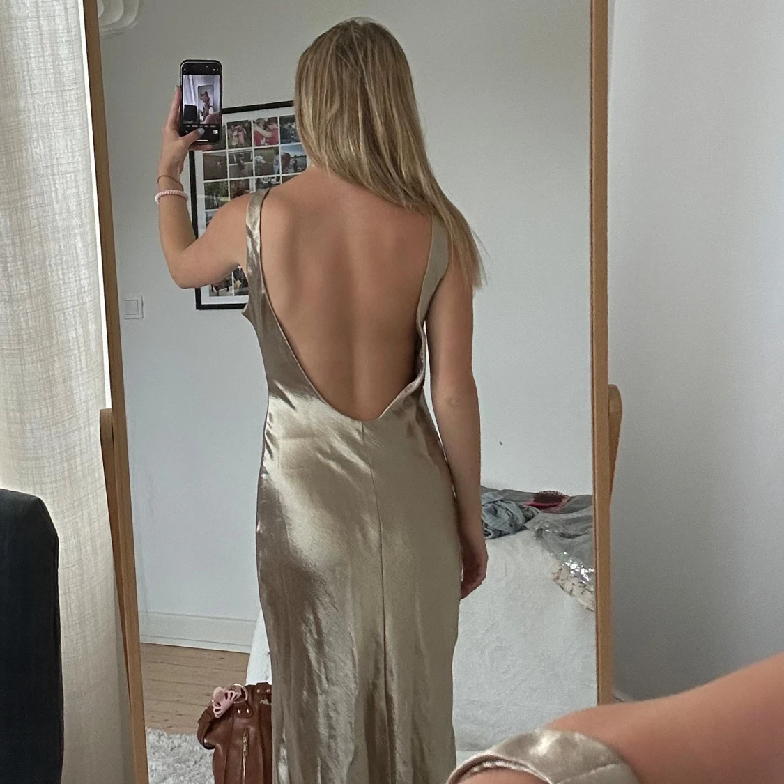 Champagnefärgad långklänning med öppen rygg