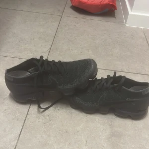 Vapor max  - Hej säljer ett par vapor Max i storleken 41, har inte använt dom på ett väldigt bra tag,. Skorna är i ganska bra skicka. Hör av er om det duckar upp några frågor.