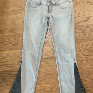 grå bootcut jeans 💓 - super snygga gråa jeans, köpte de från sellpy men är från början från gina💓 när ja köpte dom så var dom skinny men sydde om dom till bootcut💓 själv aldrig använt då ja tycker att de är lite för korta för mej (är 174) passar på folk mellan 160-170 skulle ja säga. midjan är 38cm å innebenet 77cm säljer för 400 men pris kan diskuteras 💓