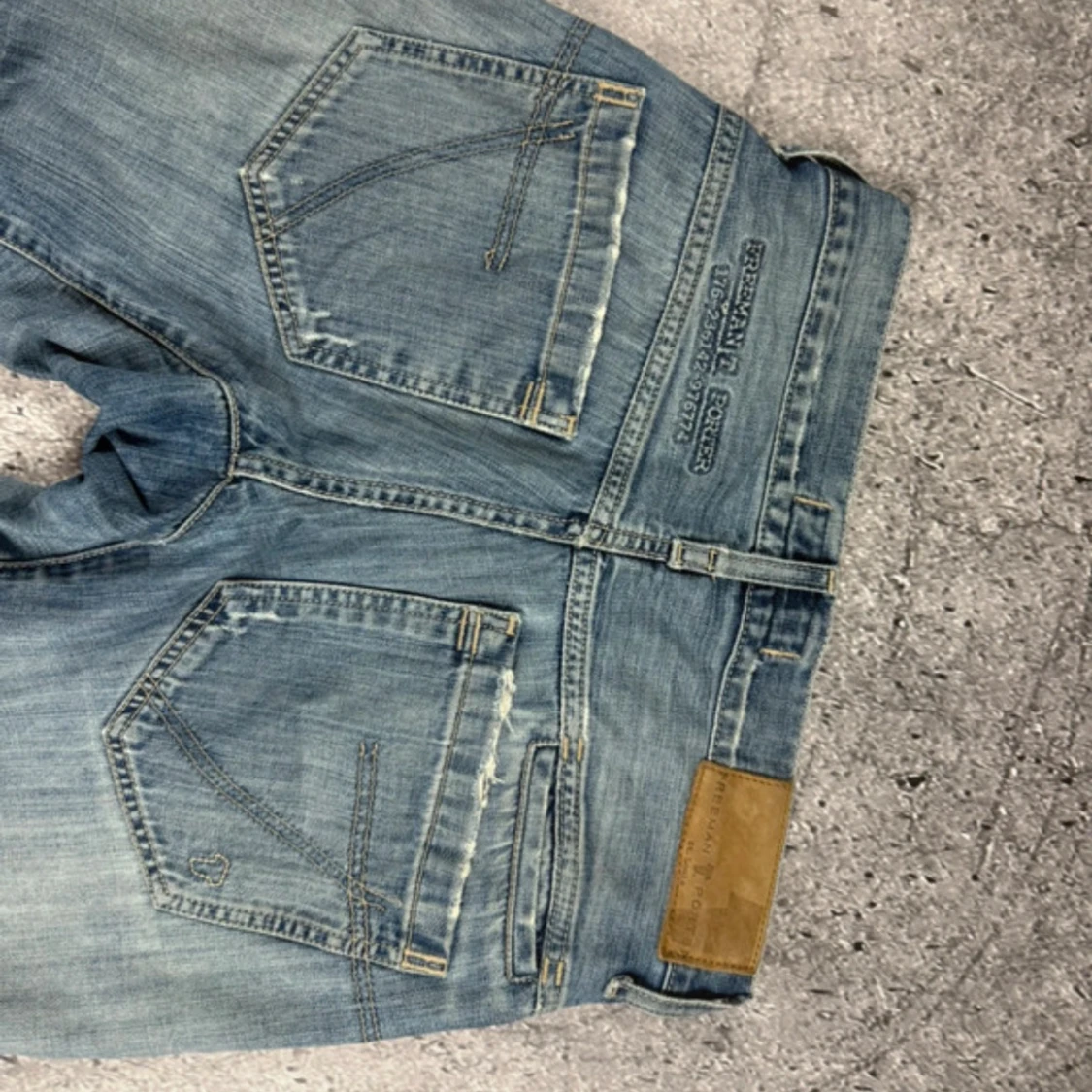 Utsvängda jeans - 3