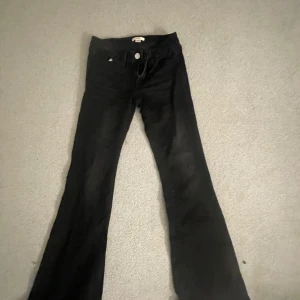 Lowais bootcut svarta jeans  - Jätte fina jens från Gina Young avdelningen används en gång jätte bra skick perfekta svarta jeans bootcut lowais 