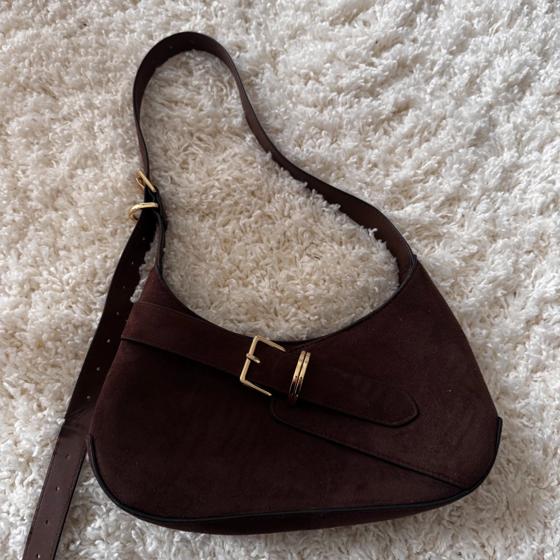 Brun mocka axelväska med spänne - 1