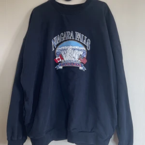 Tröja Brandy Melville - Mörkblå tröja från Brandy Melville 🌼 Ca storlek L 🌼  Nästan aldrig använd, i gott skick, brodering, 2 fickor på sidan.