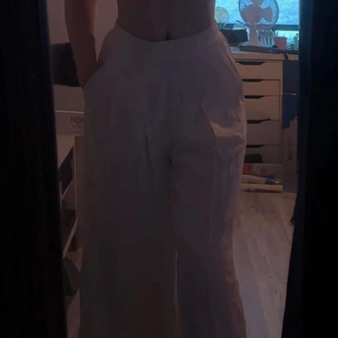 Vita vida byxor med hög midja