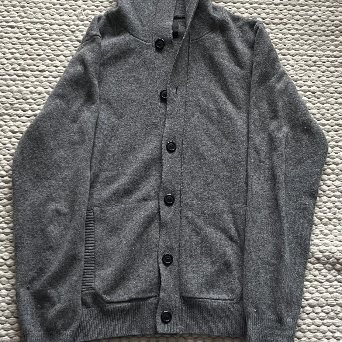 Grå cardigan med luva