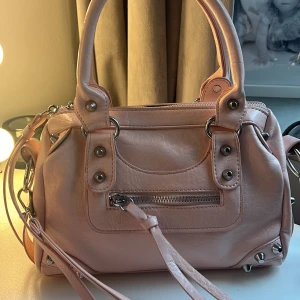 rosa söt väska ! 💕 - söt liten rosa väska ! Perfekt till hösten 🍂💕 inget märke o är köpt för 500kr 🫶🏻 pris kan diskuteras vid snabb affär ! 🍂💕knappast använd 🍂💕